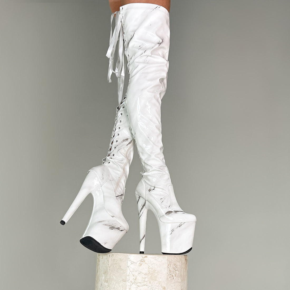 Plataformas botas largas blancas tipo marmol