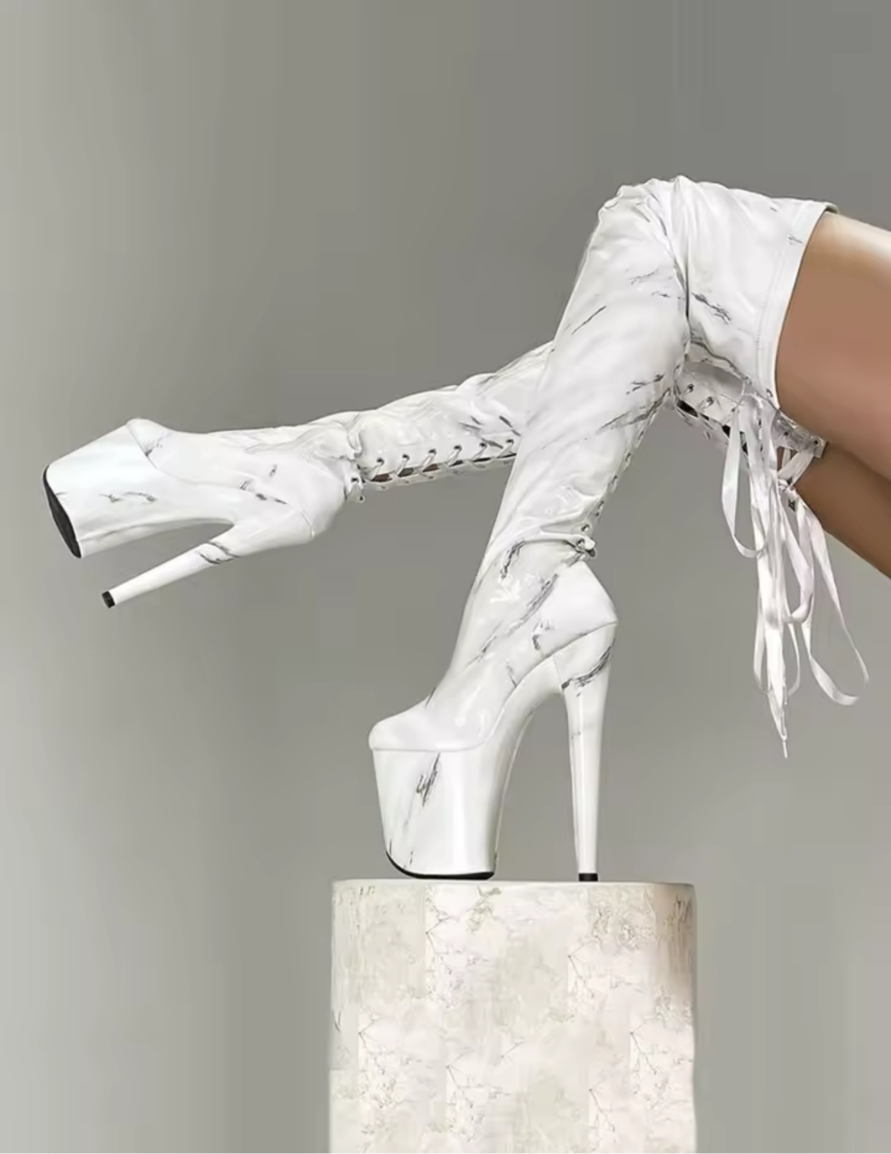 Plataformas botas largas blancas tipo marmol