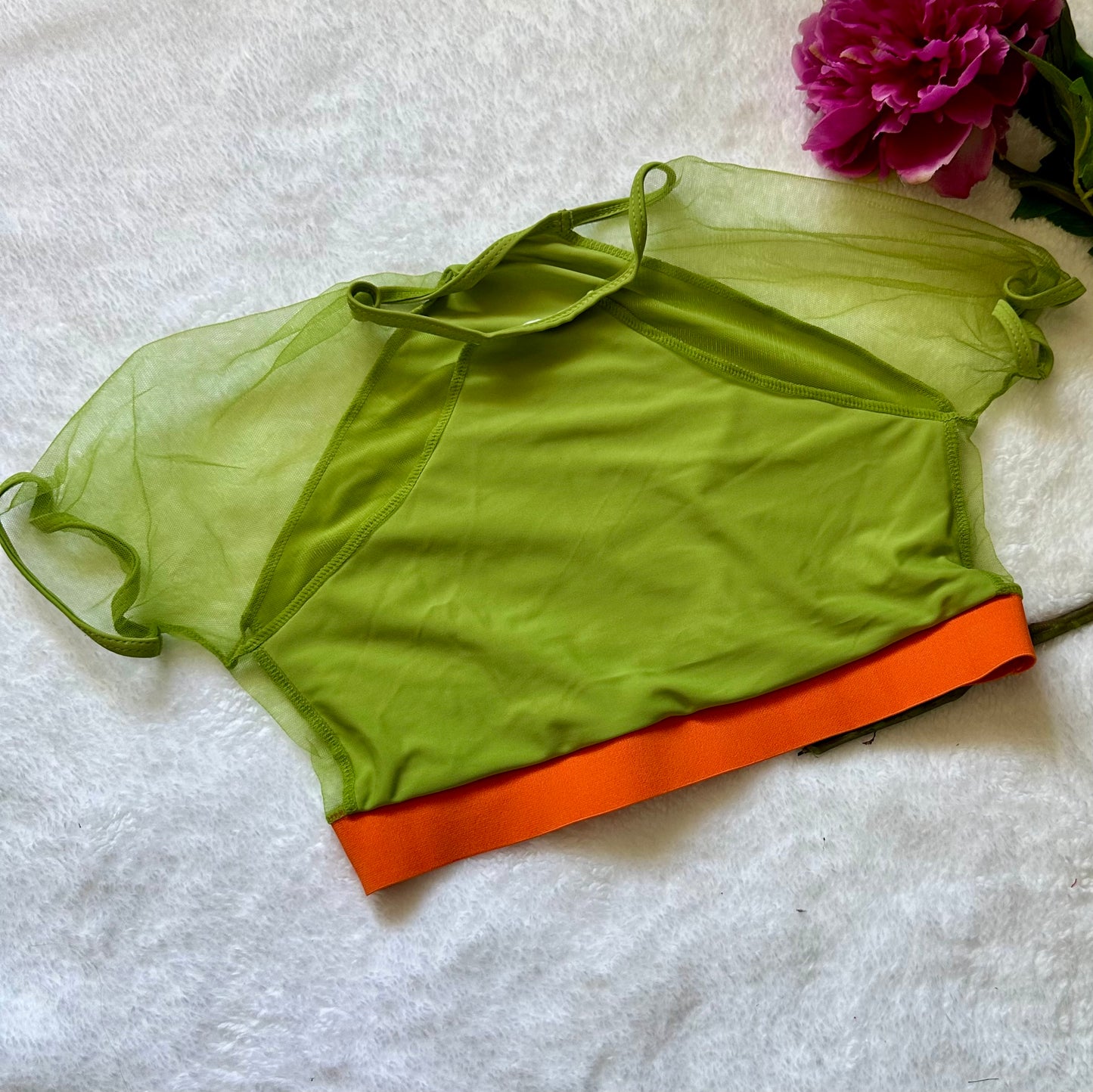 Top crop top verde/naranja con transparencia