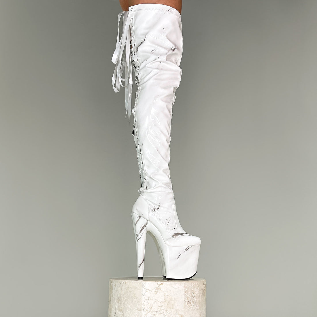 Plataformas botas largas blancas tipo marmol