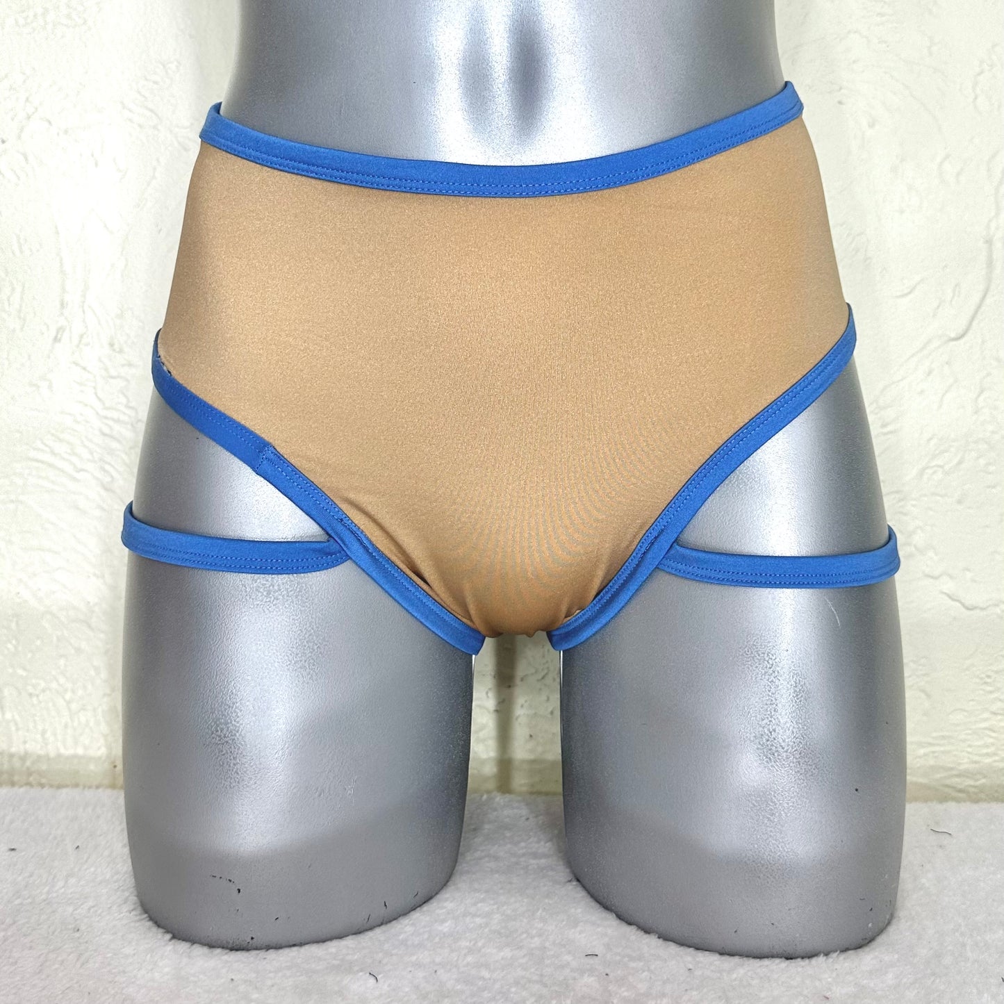Cachetero arnés lateral nude satinado/azul