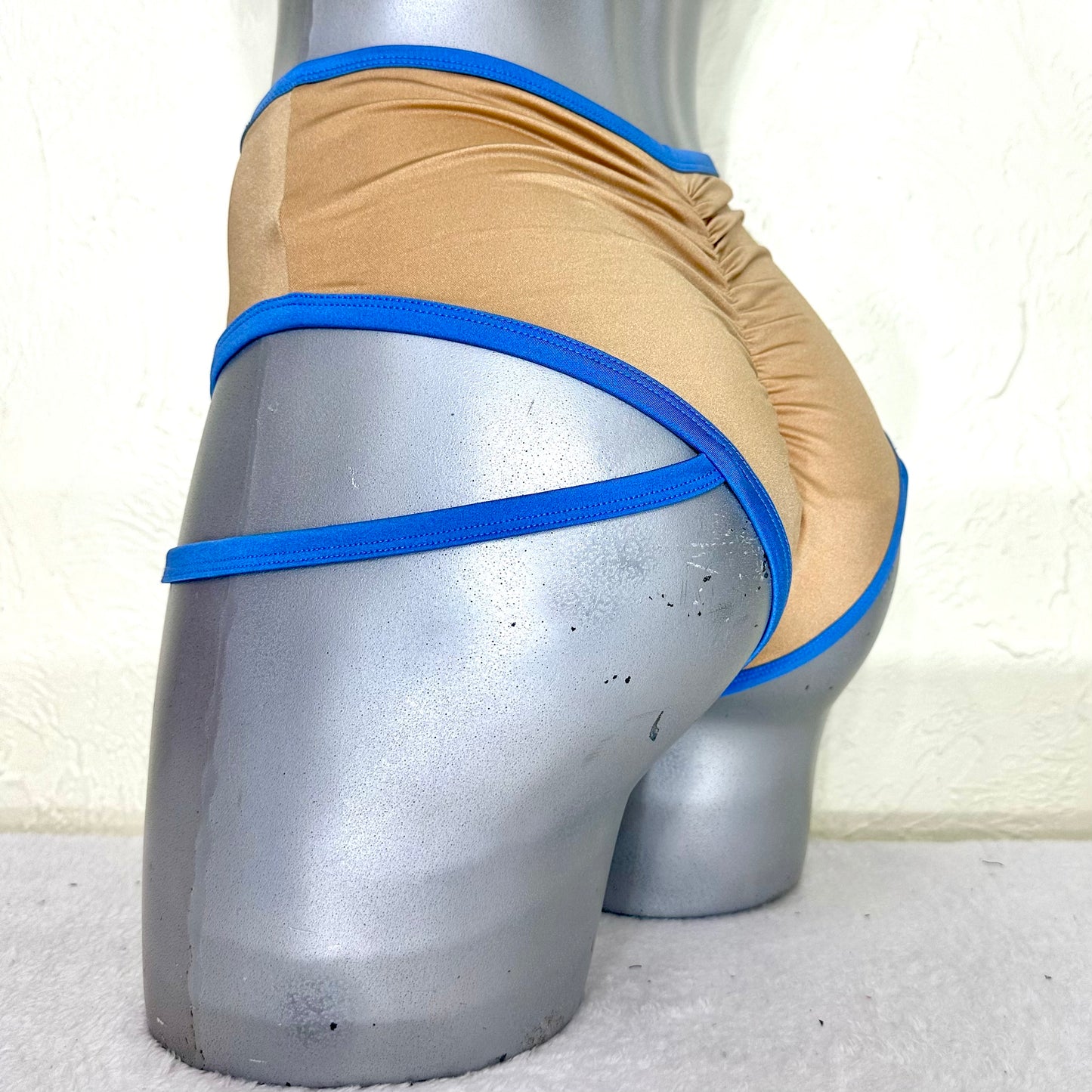 Cachetero arnés lateral nude satinado/azul