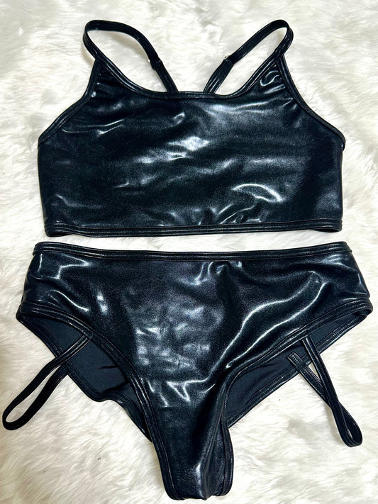 Conjunto tipo vinipiel negro top y short
