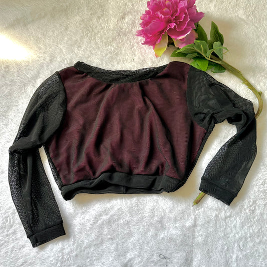 Top crop top rojo con red negra manga 3/4