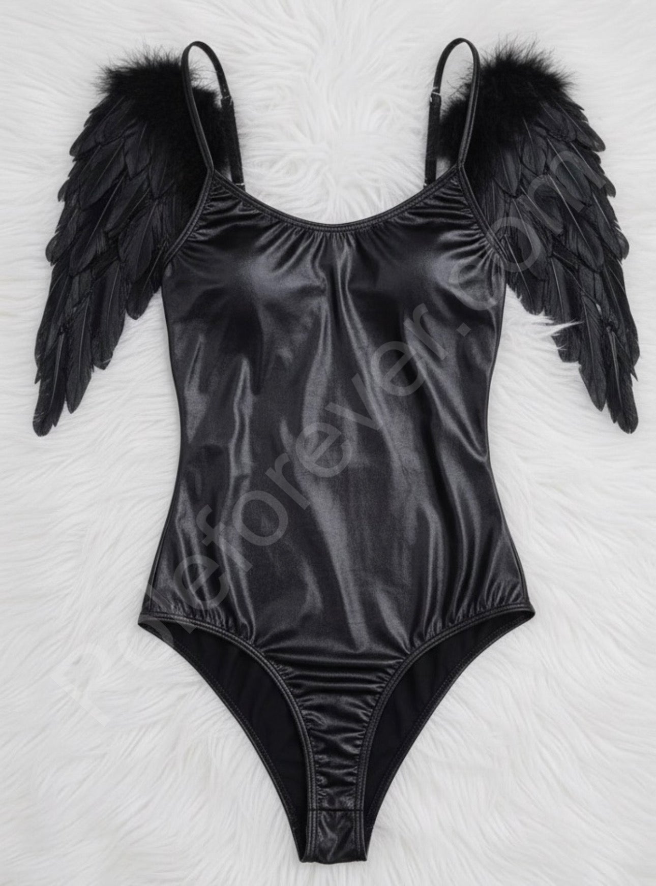Body tipo vinipiel con alas de angel negras