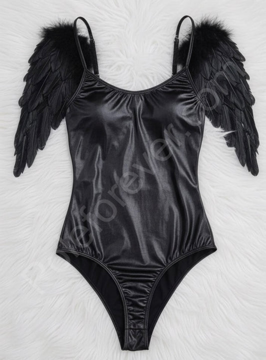 Body tipo vinipiel con alas de angel negras